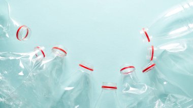 Mavi arka planda buruşmuş plastik şişeler