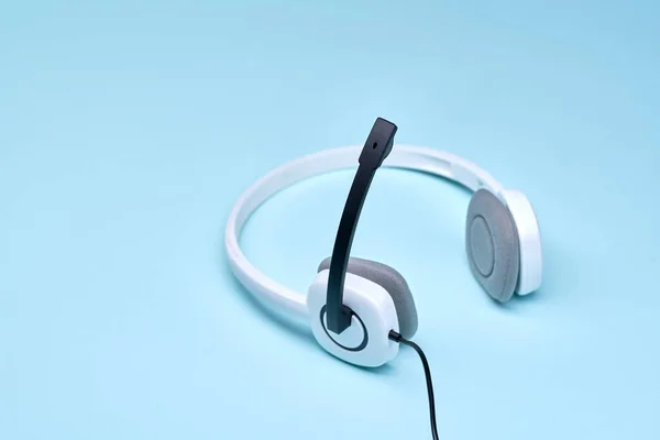 Słuchawki izolowane na jasnym niebieskim tle — Zdjęcie stockowe