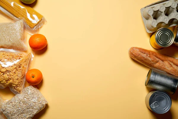 Obst, Eier, Orangen, Äpfel, Konserven, Nudeln, Getreide und Nüsse. Ernährungshilfekonzept. — Stockfoto