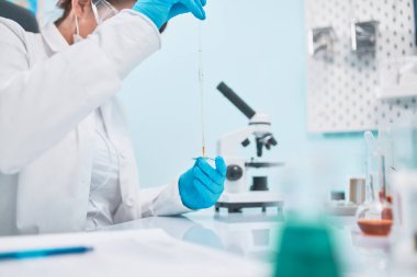 Pipeti olan kadın laboratuvar teknisyeni, geçmişi bulanık..