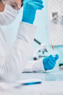 Pipeti olan genç kadın laboratuvar teknisyeni, geçmişi bulanık..