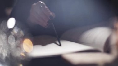 Büyülü bir kitaba büyü yapan bir büyücünün yakın çekimi.