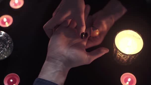 Женщина-гадалка держит руку на пульсе — стоковое видео