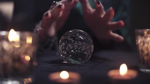 Detailní záběr rukou neznámé ženy — Stock video