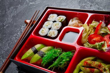 Japon usulü Bento kutusu ve çeşitli vejetaryen sağlıklı yiyecekler.