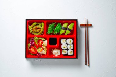 Japon usulü Bento kutusu ve çeşitli vejetaryen sağlıklı yiyecekler.
