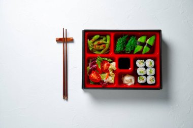 Japon usulü Bento kutusu ve çeşitli vejetaryen sağlıklı yiyecekler.