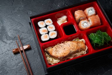 Japon Bento beslenme çantası ve yemek çubukları.