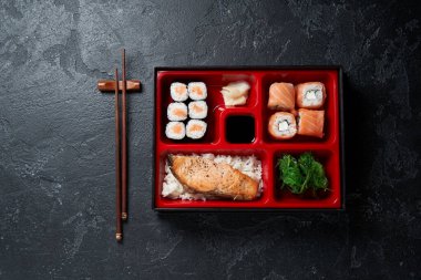Japon Bento beslenme çantası ve yemek çubukları.