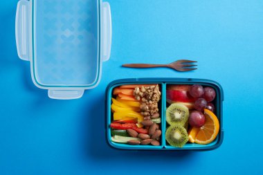 Fuits, Sebze ve Fındıklarla Dolu Beslenme Kutusunun En İyi Görünümü.