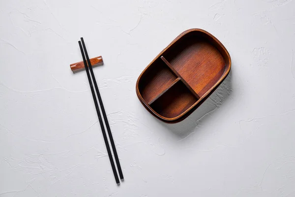 Scatola bento aperta in legno. con bastoncini di legno . — Foto Stock