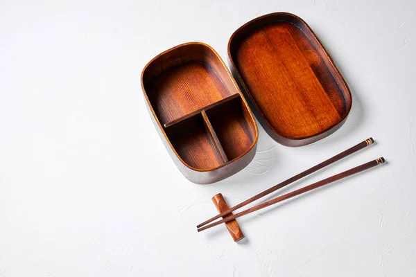 Boîte à bento en bois ouverte. avec des bâtons en bois . — Photo