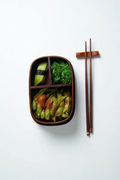 Asiatisk mat med freash vedeterian måltider i trä bento box från en restaurang. Leverans av färdiga livsmedel. — Stockfoto