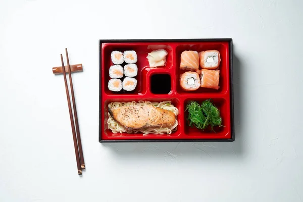 Japansk bento lunch låda med ätpinnar — Stockfoto