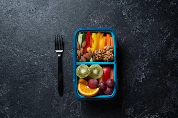 Bovenaanzicht van Full Lunch Box met Fuits, Groenten en noten. — Stockfoto