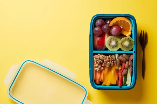 Ovanifrån av Full Lunch Box med Fuits, Grönsaker och nötter. — Stockfoto