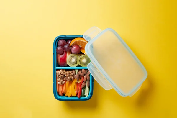 Bovenaanzicht van Full Lunch Box met Fuits, Groenten en noten. — Stockfoto