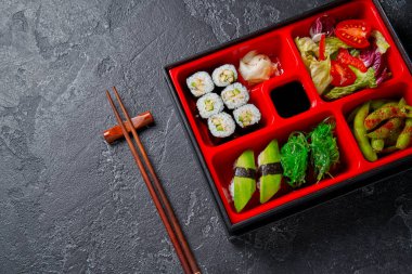 Japon usulü Bento kutusu ve çeşitli vejetaryen sağlıklı yiyecekler.