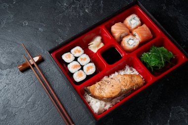 Japon Bento beslenme çantası ve yemek çubukları.