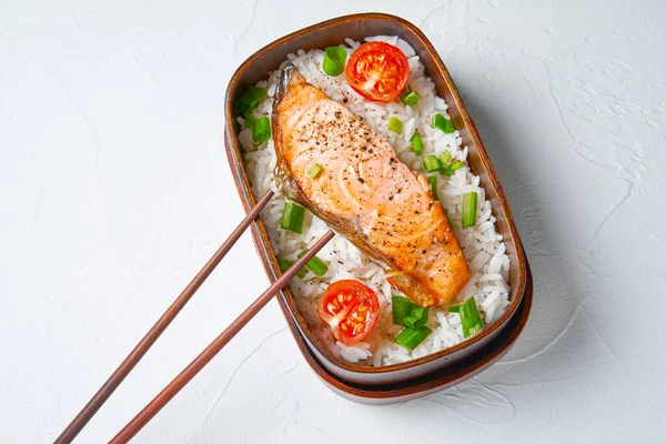 Japon usulü öğle yemeği bento kutusu. Yemek teslimatı konsepti..