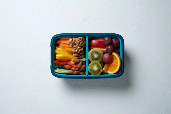 Top pohled na Full Lunch Box s ovocem, zeleninou a ořechy. — Stock fotografie