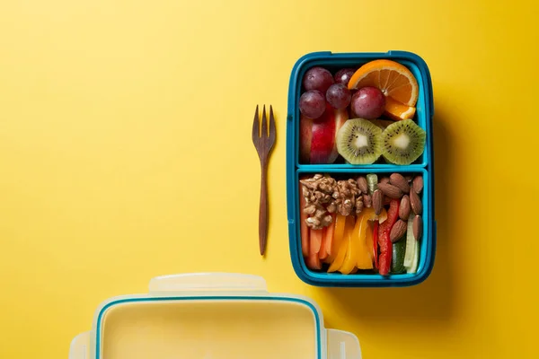 Bovenaanzicht van Full Lunch Box met Fuits, Groenten en noten. — Stockfoto