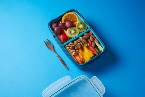 Bovenaanzicht van Full Lunch Box met Fuits, Groenten en noten. — Stockfoto