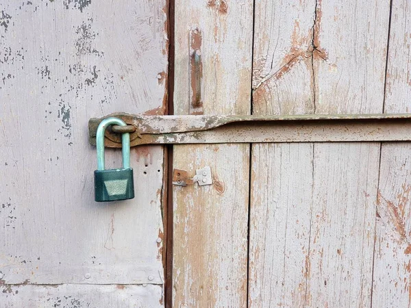 Puerta Vieja Con Cerradura Con Pintura Sobrante —  Fotos de Stock