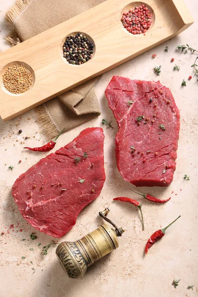 Pedaço de carne fresca e moinho — Fotografia de Stock