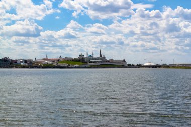 Kazan Kremlin 'in Kazanka nehrinden gökyüzüne bakan görüntüsü