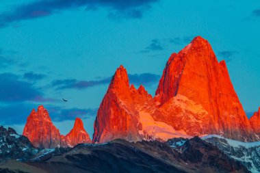 üst etkileyici kayalıklarla Fitz Roy