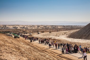 Hacılar ve çöl yürüyen turist