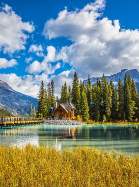  Emerald Gölü üzerinde ahşap köprü