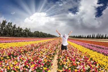 turist çiçek sahada kaldırdı kollarını