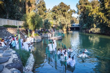 Hıristiyan hacıların Ürdün Nehri girin 
