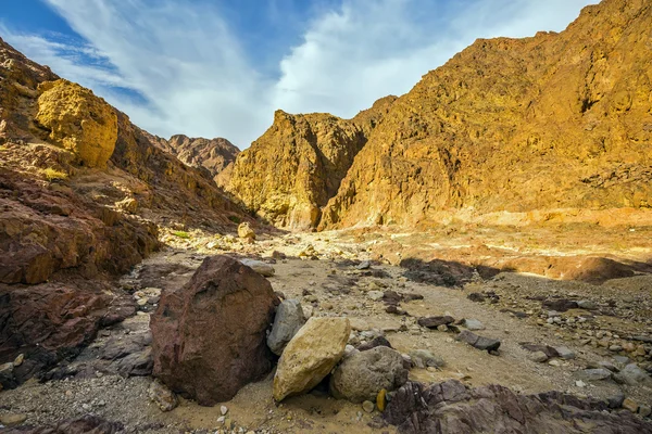 Ngarai hitam di pegunungan Eilat kuno — Stok Foto