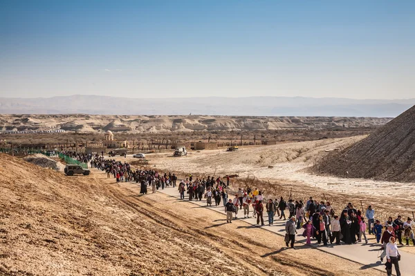 순례자와 관광객을 사막을 통해 걷고 — 스톡 사진