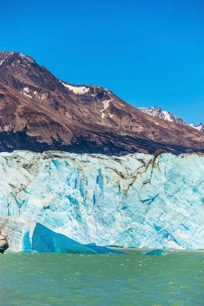 Descente d'un glacier massif dans l'eau — Photo