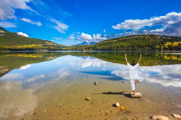 Kadın taş göle günü Yoga sahne — Stok fotoğraf