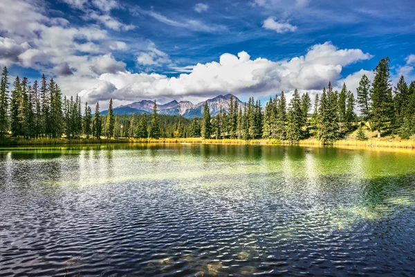 Pequeno lago em Montanhas Rochosas — Fotografia de Stock