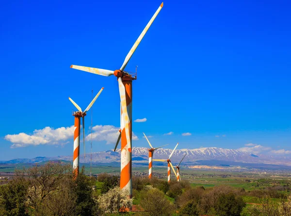 Farbige riesige moderne Windmühlen — Stockfoto