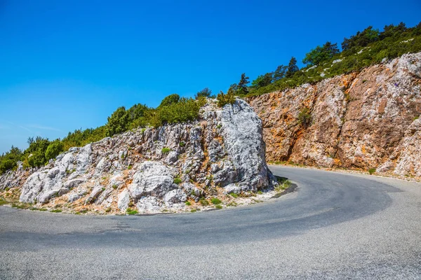Curva peligrosa de la carretera de montaña —  Fotos de Stock