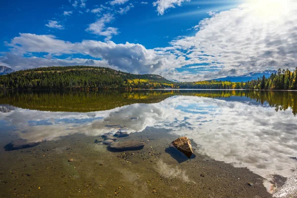 Pyramide Berg und weiße Wolken — Stockfoto