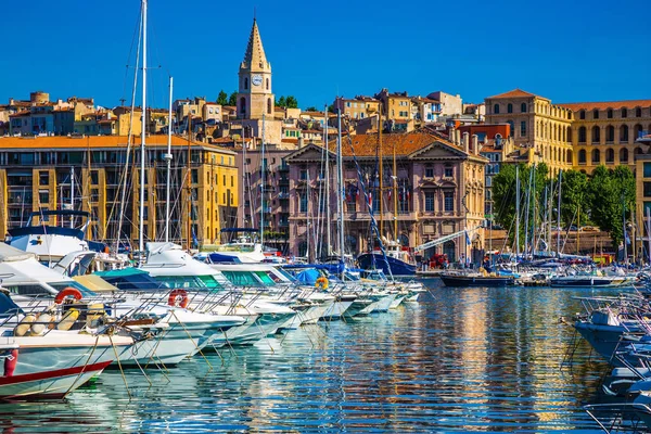 Yatlar, sürat tekneleri ve balıkçı tekneleri.