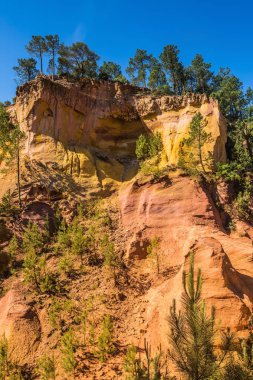 Benzersiz turuncu tepeler yeşil ağaçlar