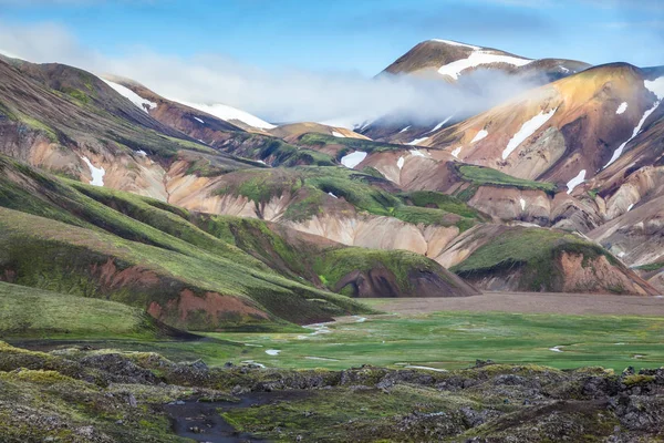 Zelené údolí s barevnými ryolitové hory — Stock fotografie