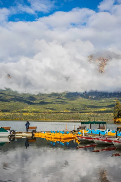 Woman standing on berth with boats on Lake — Stock Photo, Image