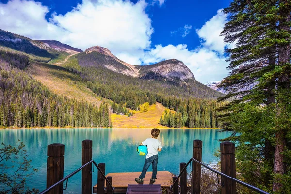 Αγόρι που στέκεται στην αποβάθρα θαυμάζοντας την λίμνη — Φωτογραφία Αρχείου