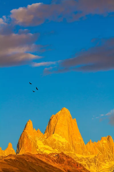 Ateşli günbatımı aydınlatıcı görkemli dağlar — Stok fotoğraf