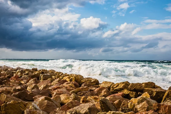 Огромные вспененные волны на берегу — стоковое фото